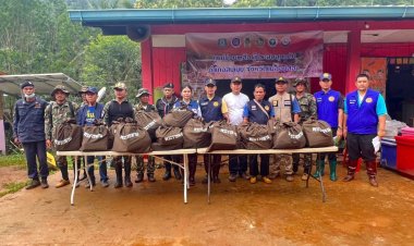 นอภ.สบเมย-กิ่งกาชาดสบเมย ลงพื้นที่มอบสิ่งของพระราชทานเหยื่ออุทกภัยบ้านแม่ตอละ