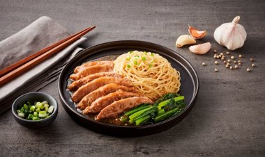 Chef Cares ต้อนรับวันแม่ 2566... ส่งต่อความรัก ด้วยเมนู 'บะหมี่เป็ดซอสทรงเครื่อง' สูตรลับความอร่อยประจำบ้าน