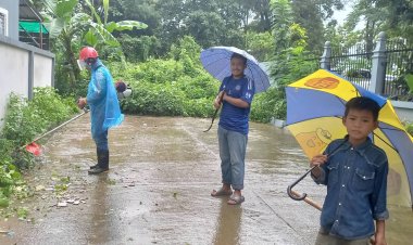 คนดีที่ต้องยกย่อง! "พร พุทธชาติ"โฆษกเสียงหล่อลุยตัดหญ้าพัฒนาทางเข้าหมู่บ้านไม่สนแม่สอดฝนตก