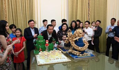 แค่เฉียดไทย!"ทักษิณ-ยิ่งลักษณ์"แลนด์ดิ้งกัมพูชา อวยพรวันเกิด "ฮุน เซน" ครบ 71 ปี