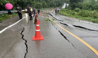 ฝนเทถนนทรุดไม่หยุด!เตือนปชช.สัญจรเส้นทาง อ.ท่าสองยาง-บ้านแม่ตะวอ- อ.สบเมย ระวังอุบัติเหตุ