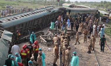 สะเทือนขวัญ!รถไฟโดยสารตกรางในปากีสถานดับสยองอย่างน้อย 25 ศพ เจ็บอีกเพียบ