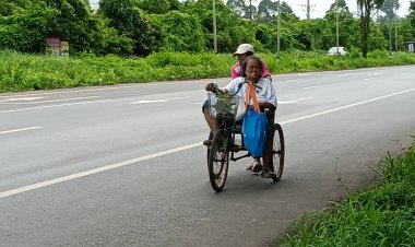 อึ้ง!ลุงวัย 51 ปีพิการตาบอดพาคนขาหักเดินไปหาหมอรพ.กบินทร์บุรี