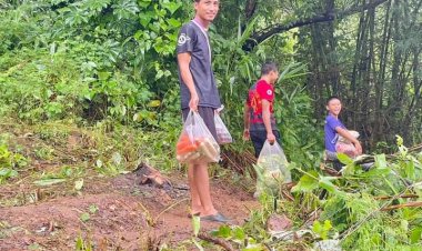 ผอ.รร.บ้านแม่จวางท่าสองยางลัดเลาะป่าลำเลียงอาหาร น้ำดื่ม มอบให้ครู-นักเรียน ถูกตัดขาดจากโลกภายนอก