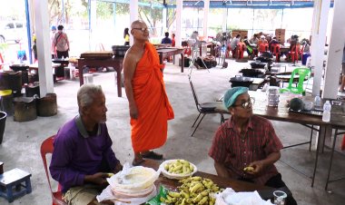 พิจิตรชาวบ้านรวมตัวทำข้าวเม่าพอกขายหาเงินเข้าวัดยอดขายได้เงินเป็นล้านของอร่อยมีให้ได้กินเฉพาะช่วงเทศกาลงานแข่งเรือเท่านั้น (ชมคลิป)