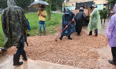 ทน.แม่สอดฝ่าสายฝนลุยซ่อมแซมคอสะพานคอนกรีตชุมชนสองแคว 2 หลัง ดิน-หินทรุดตัว