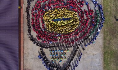 เยาวชนโคราชกว่า 1 พันคนพร้อมใจแปรอักษรรักแม่เป็นรูปหัวใจเฉลิมพระเกียรติพระพันปีหลวง