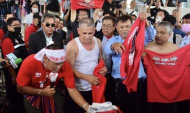 แดงเดือด!กลุ่มแท็กซี่ฯถอดเสื้อแดงใส่พานทอง คืนเพื่อไทย ต้านพา"ภูมิใจไทย" ร่วมตั้งรัฐบาล