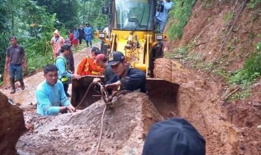 นอภ.สบเมยระดมเครื่องจักรซ่อมแซมถนนดินโคลนถล่ม ก้อนหินทับขวางเส้นทาง