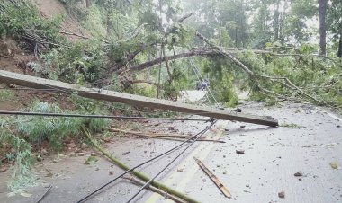 ชาวบ้านเดือดร้อนหนัก!ฝนเทหนักโค่นเสาไฟล้ม ดินถล่มทับสาย 105 อ.ท่าสองยาง