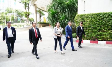 "อิ๊งค์"นำทัพแกนนำเพื่อไทย เดินเข้าตึกไทยซัมมิท ขอเสียงก้าวไกล โหวตนายกฯ