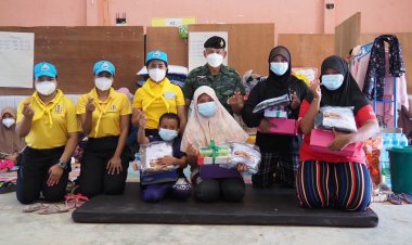 ผบ.ฉก.นราธิวาสชุดนักเรียน-อุปกรณ์การเรียนให้เด็กและเยาวชนที่ได้รับผลกระทบจากเหตุโกดังระเบิดมูโนะ