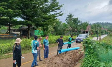 "นายกต้อน ลูกจ้างประชาชน"ลุยซ่อมแซมถนนสายบ้านทุ่งอุ้มผางแก้น้ำท่วมยั่งยืน