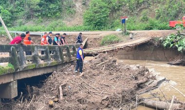 นอภ.สบเมย สั่งหน่วยงานที่เกี่ยวข้องเร่งซ่อมแซมสะพานข้ามลำห้วยแม่ปัวถูกน้ำกัดเซาะขาด