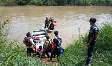 สลดรับ “วันแม่”!มารดากอกศพลูกชายปริ่มขาดใจถูกกระบะพุ่งชนกลางสะพานตกลงแควรพระปรงก่อนงมพบร่าง