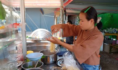 ตอบแทนสังคมไทย!แม่ค้าร้านอาหารตามสั่งเปิดโรงอาหารให้ทานฟรีไม่อั้นถวายพระราชกุศลวันแม่แห่งชาติ