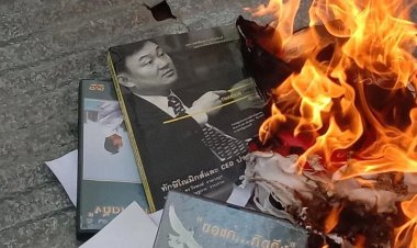 ไม่เผาผี!เสื้อแดงพันธุ์แท้เชียงรายยัวะเพื่อไทยสลับขั้ว ชักดาบฟัน-เท้าเขี่ย-เผาเสื้อแดง/ดีวีดี ทิ้งหมด