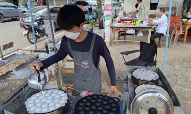 หนุ่มปราจีนบุรีวัย  26 ปี ทำขนมครกชาววังสูตรโบราณขายโกยรายได้วันละหลายพันบาท