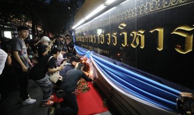 ม็อบแนวร่วมธรรมศาสตร์จุดเทียนไว้อาลัย นปช. 99 ศพ วัดปทุมฯ เตือนความทรงจำเพื่อไทย