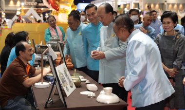 เปิดยิ่งใหญ่ !! ศิลปาชีพประทีปไทย OTOP หลอมดวงใจ ด้วยพระบารมี ปี 2566  ตระการตา แฟชั่นโชว์ “บาติกโมเดล” สู่ตลาดสากล