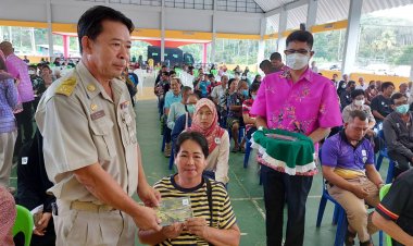 นายอำเภอเบตง มอบสมุดประจำตัวผู้ได้รับการคัดเลือกให้ทำกินในพื้นที่ป่าสงวนแห่งชาติ “ป่าเบตง”