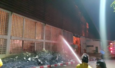 อพยพคนงานหนีตายวุ่น! ไฟลุกโหมไหม้โกดังเก็บวัสดุรง.ผลิตกระดาษยี่ห้อดังวอด เบื้องต้นยังไม่ทราบสาเหตุ