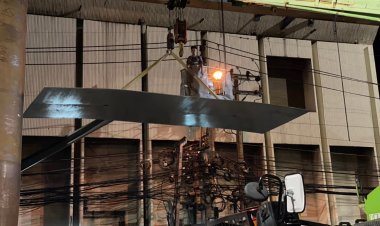 สลด!แผ่นเหล็กก่อสร้างสะพานข้ามแยกบางปิหล่นทับคนงานดับ 1 เจ็บอีก 2