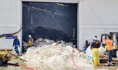 โล่งใจ!ไฟไหม้โรงงานผลิตกระดาษทิชชู่ ในนิคมอุตสาหกรรม 304 ปราจีนบุรี ดับมอดสนิทแล้ว