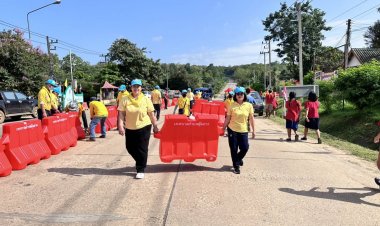 “นายกต้อน ลูกจ้างประชาชน”นำจิตอาสาพระราชทานอุ้งผางติดตั้งแบริเออร์-ป้ายจราจรป้องกันอุบัติเหตุ