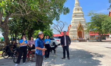 นายกทต.ผือใหญ่นำทีมช่างเทคอนกรีตพื้นถนนรอบบ้าน รอบวัด เพื่อความสวยงาม สะอาดสะอ้าน