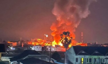 อพยพสิ่งของอลหม่าน!ไฟไหม้ตลาดอินทร์บุรีอาวุกว่า 100 ปี บ้านเรือนถูกเผาวอด 26 หลัง