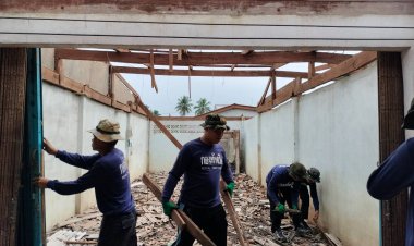 ฉก.นย.ทร./ฉก.นย.ภต.เร่งซ่อมแซมบ้านเรือนปชช.ได้รับผลกระทบโกดังเก็บพลุระเบิดตลาดมูโน