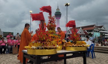 มูลนิธิร่วมกุศลสมุทรปราการ ทำพิธีลอยกระทงเชิญดวงวิญญาณมารับบุญกุศลในงานทิ้งกระจาด ปี 2566