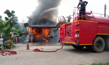 หนุ่มใหญ่เมืองปราจีนบุรีร่ำให้!ไฟไหม้บ้านวอดทั้งหลังขณะไม่อยู่บ้าน คาดไฟฟ้าลัดวงจร