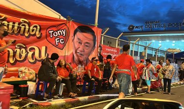 มวลชนคนเสื้อแดงคึกคักรวมตัวกันพรึ่บสนามบินดอนเมืองรอต้อนรับ"ทักษิณ"กลับบ้าน