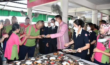 ผู้ว่าฯชลบุรีพร้อมเหล่ากาชาดเลี้ยงอาหารกลางวันเด็กออทิสติก ถวายเป็นพระราชกุศลพระบรมราชชนนีพันปีหลวง