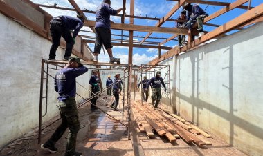 ฝกร.ฉก.นย.ทร.และ ชุดทหารช่างฯ เข้าดำเนินการซ่อมแซมบ้านเรือนประชาชนเหยื่อโกดังระบิดมูโนะ