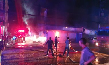 อพยพหนีตายวุ่นกลางดึก!ไฟไหม้อาคารพาณิชย์ย่านนิคมอุตฯปราจีนบุรีวอด 6 คูหา เจ็บ 1 (ชมคลิป)