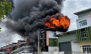 อพยพพนง.วุ่น!ไฟไหม้โรงงานผลิตกาว ย่านลำลูกกาวอด เสียงดังบึ้มสนั่น ควันดำพวยพุ่งสู่ท้องฟ้า ส่งกลิ่นเหม็นคลุ้งไปทั่วบริเวณ