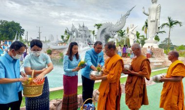 พุทธศาสนิกชนอำเภอโพธิ์ศรีสุวรรณพร้อมใจร่วมทำบุญตักบาตรถนนสายวัฒนธรรมคับคั่ง