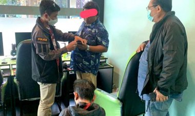 ตำรวจ สน.ปทุมวัน เตือนภัยระวังอย่าเผลอวางกระเป๋า หลังรวบโจรแสบตระเวนย่องฉกกระเป๋าหรูตาม Food Court ห้างดัง