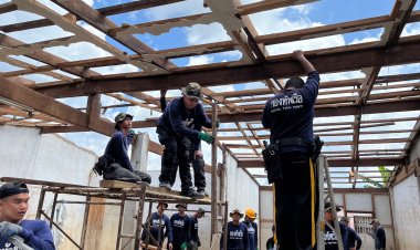 กองทัพเรือระดมกำลังทหารช่างเร่งซ่อมแซมบ้านปชช.เหยื่อโกดังเก็บดอกไม้ไฟระเบิดตลาดมูโนะ