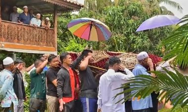 เยาวชนแห่ ร่วมฝั่งศพ 2 คนร้ายที่ถูกวิสามัญในอำเภอหนองจิก – จนท.ยัน ปะทะรอบ 2 ในห้องลับ หลังเจรจาไม่สำเร็จ