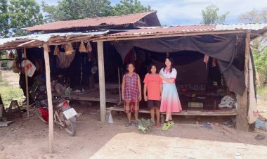 คุณครูน้ำตาร่วง! เยี่ยม 2 พี่น้องป.4,6 ชาวชัยภูมิอยู่กับตายายในกระท่อมเก่าชายป่าอ้อยเรียนดีแต่ยากจนไม่มีไฟฟ้าส่องสว่าง