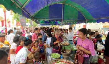 ชาวผือใหญ่-หนองม้า เมืองโพธิ์ศรีสุวรรณ พร้อใจทำบุญมาหาสังฆทาน สืบสานประเพณีอันดีงาม