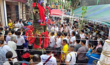 คลื่นสายมูนับพันแห่บวงสรวงปู่เวชสุวรรณจัดสวดบูชานพเคราะห์-ดาวเสาร์ใกล้โลกที่วัดม่วงข่าวแก้วพิกุล (ชมคลิป)
