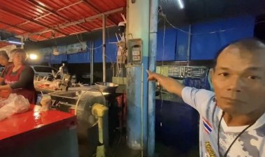 แม่ค้า-ลูกค้า ผวาฝนเทเกิดน้ำตกผ่ากลางตลาดสดชัยภูมิไหลเข้าปลั๊กไฟหวั่นถูกช๊อตตายไม่รู้ตัว