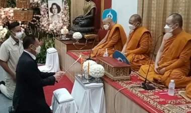 บุคคลสำคัญแห่ร่วมงานสวดอภิธรรมศพคุณแม่จันทร์แรม ภรรยา นายวัฒนา อัศวเหม ที่วัดธาตุทอง
