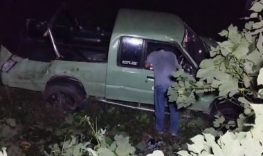 ระทึก!กระบะบีบแตรโค้ง 100 ศพเมืองอุทัยธานีเสียหลักพลิกคว่ำฝุ่นตลบเจ็บสาหัส