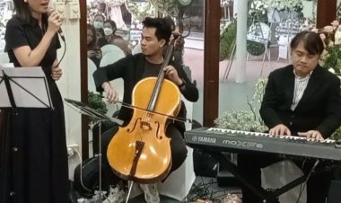 อำลาครั้งสุดท้าย!"นายกฯนันทิดา" ร้องเพลง"เบริ์ด ธงไชย กล่อม"คุณแม่จันทร์แรม อัศวเหม"ต่อหน้าหีบศพสุดซึ้ง